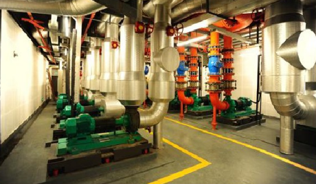 酒店<a href='/product/' class='keys' title='點擊查看關(guān)于中央空調(diào)的相關(guān)信息' target='_blank'>中央空調(diào)</a>高能效比制冷機組