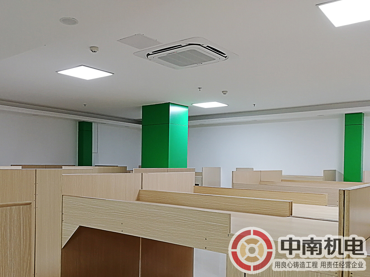 佛山某教育機(jī)構(gòu)<a href='/news/0001,0055.html' class='keys' title='點(diǎn)擊查看關(guān)于中央空調(diào)安裝的相關(guān)信息' target='_blank'>中央空調(diào)安裝</a>：教室天花機(jī)